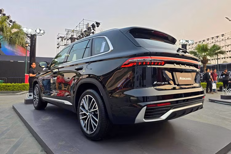 Monjaro là mẫu xe đầu tiên của Geely tại Việt Nam được tích hợp tính năng hỗ trợ lái trên đường cao tốc (HWA - Highway Assist). Hệ thống này cho phép xe chủ động giám sát môi trường xung quanh, tự động chuyển làn và tránh các phương tiện lớn. Người lái cũng có thể điều hướng xe tự động chuyển làn chỉ bằng tín hiệu xi-nhan.