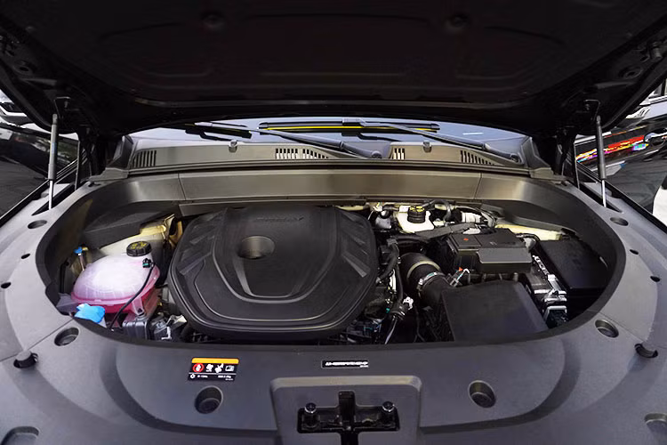 Không chỉ dừng lại ở thiết kế hiện đại, Geely Monjaro còn được trang bị công nghệ hỗ trợ lái tiên tiến. Xe sở hữu 12 radar siêu âm, radar bước sóng 5mm, 4 camera quan sát xung quanh thân xe, camera hành trình và 24 cảm biến, mang đến khả năng tự hành cấp độ 2. Đặc biệt, Monjaro có thể tự tìm vị trí đỗ hoặc đến đón người lái trong phạm vi 200 m.