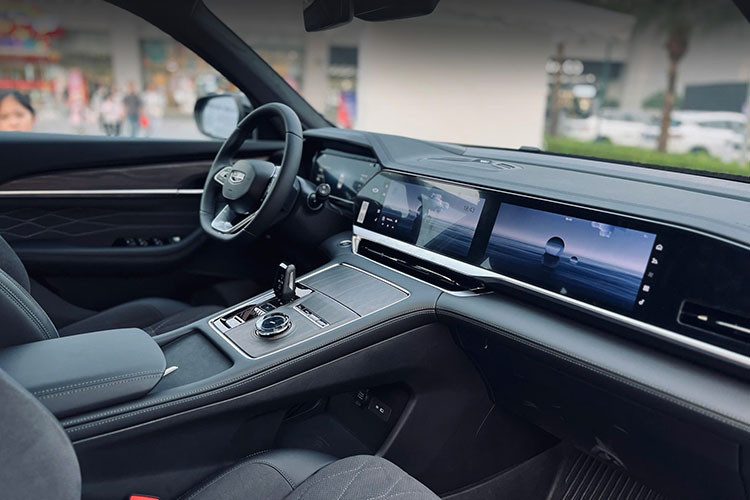 Bên trong xe, điểm nhấn ấn tượng nhất chính là màn hình giải trí “chuyển động” rộng một mét, cùng với bảng đồng hồ kỹ thuật số toàn phần, chiếm gần như toàn bộ chiều rộng của bảng táp-lô. Hệ thống này được kết nối với dàn âm thanh Bose 10 loa, tích hợp “công nghệ giảm ồn động cơ” và cách âm hai lớp.