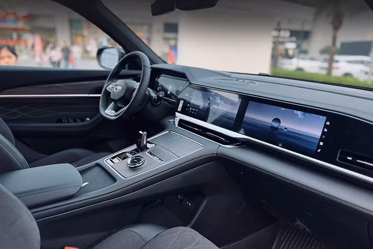 Bên trong xe, điểm nhấn ấn tượng nhất chính là màn hình giải trí “chuyển động” rộng một mét, cùng với bảng đồng hồ kỹ thuật số toàn phần, chiếm gần như toàn bộ chiều rộng của bảng táp-lô. Hệ thống này được kết nối với dàn âm thanh Bose 10 loa, tích hợp “công nghệ giảm ồn động cơ” và cách âm hai lớp.