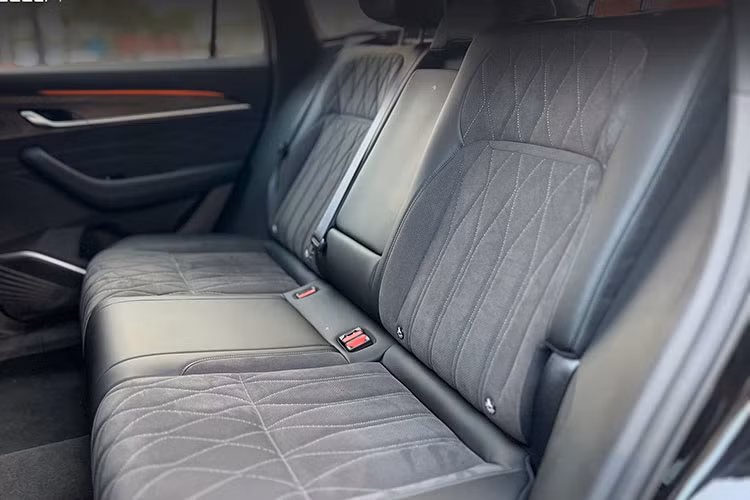 Trong khi đó, phiên bản còn lại đồng hành với hộp số Aisin tự động 8 cấp, giúp xe tăng tốc từ 0-100 km/h trong 7,7 giây. Hệ dẫn động 4 bánh toàn thời gian Haldex thế hệ thứ 6 cũng được trang bị cho xe.