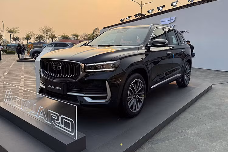 Geely Monjaro vua ra mat Viet Nam co du suc 