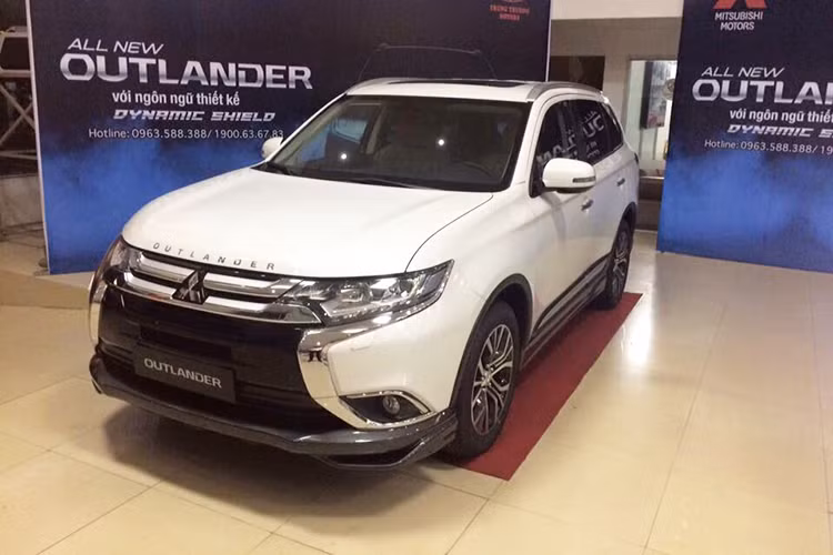 Mẫu crossover 5 + 2 Outlander hiện cũng có mức giảm khá cao, lên đến 117 triệu đồng dành cho các phiên bản 2.0 CVT, 2.4 CVT và 2.0 CVT (5 chỗ) Mức giá của các phiên bản này hiện chỉ từ 1,08 tỷ đồng. Ngoài ra, khi về đại lý xe còn được giảm thêm tới 10 triệu đồng. Phiên bản rẻ nhất của mẫu xe này là 2.0 STD hiện có giá 983 triệu.