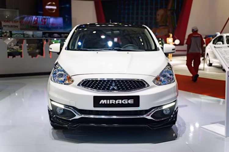 Cuối cùng là mẫu xe nhóm A Mirage có mức giảm từ 10 - 20 triệu đồng. Cụ thể phiên bản MT giá chỉ còn 390 triệu đồng (ngang bằng các dòng xe cỡ nhỏ giá rẻ nhất hiện nay như Hyundai i10, Kia Morning hay Chevrolet Spark). Phiên bản CVT giá hiện chỉ còn 475 triệu đồng.