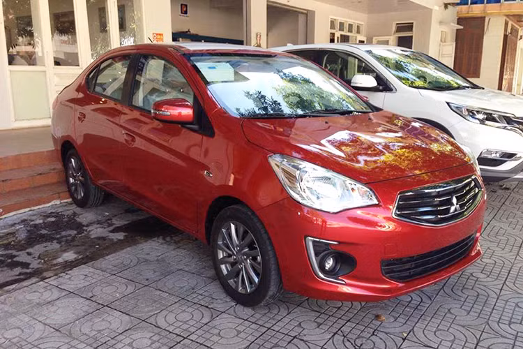 Mẫu sedan giá rẻ Attrage có mức giảm thấp nhất khi chỉ có 2 phiên bản MT Eco và CVT Eco được khuyến mại 10 triệu đồng. Cụ thể, phiên bản MT Eco còn 412 triệu đồng. Phiên bản MT giá còn 450 triệu đồng. Phiên bản CVT giảm xuống còn 505 triệu đồng.