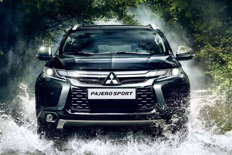 Mẫu xe Mitsubishi Pajero Sport bản cũ hiện có giá chỉ 704 triệu sau khi được giảm 100 triệu đồng. Đây là động thái xả hàng tồn của liên doanh Nhật Bản trong suốt nhiều tháng qua nhưng vẫn chưa đem lại nhiều kết quả khả quan do thị trường ôtô Việt Nam liên tục có những biến động.