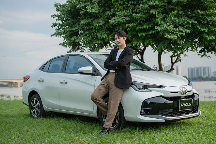  4. Toyota Vios: 1.757 xe Đến hết tháng 10/2024, Toyota Vios đã ghi nhận doanh số 1.757 xe, giảm nhẹ 5% so với tháng trước. Với kết quả này, Toyota Vios tụt 1 bậc xuống vị trí thứ 4 trong bảng xếp hạng. Tính lũy kế 10 tháng đầu năm, mẫu xe chủ lực của Toyota đã đạt 10.569 xe bán ra và tiếp tục duy trì vị trí dẫn đầu trong phân khúc sedan cỡ B. Toyota Vios hiện đang được hãng xe Nhật Bản lắp ráp trong nước, có giá 458 - 545 triệu đồng.