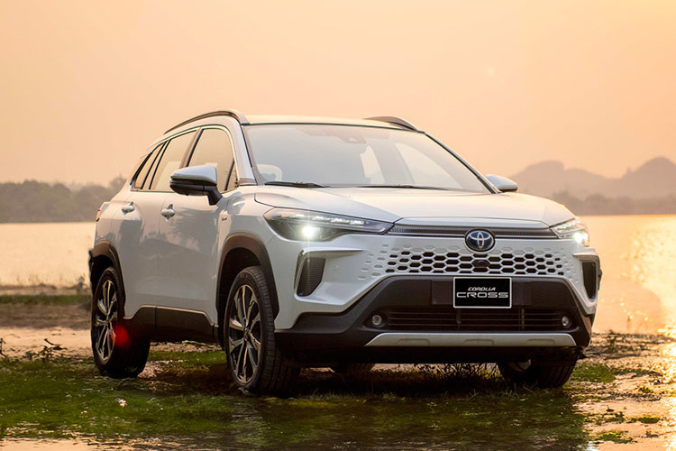  9. Toyota Corolla Cross: 1.402 xe Tháng 10 vừa qua, Toyota Corolla Cross tiếp tục trở lại cuộc đua ôtô bán chạy nhất Việt Nam với 1.402 xe bán ra, tăng mạnh tới 75% so với tháng trước (801 xe). Lũy kế từ đầu năm đến nay, Toyota Corolla Cross bán được 5.479 xe. Mẫu xe này đã được nâng cấp, cải tiến về thiết kế, trang bị. Corolla Cross 2024 là phiên bản nâng cấp đầu tiên của mẫu xe này sau 3 năm gia nhập thị trường Việt Nam. 