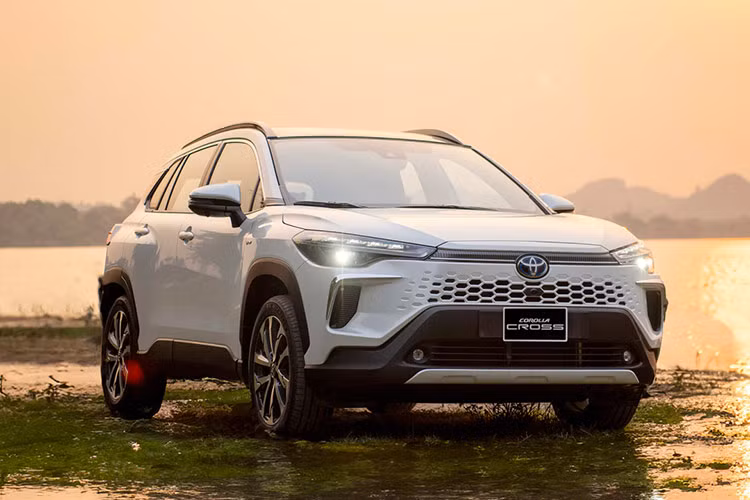  9. Toyota Corolla Cross: 1.402 xe Tháng 10 vừa qua, Toyota Corolla Cross tiếp tục trở lại cuộc đua ôtô bán chạy nhất Việt Nam với 1.402 xe bán ra, tăng mạnh tới 75% so với tháng trước (801 xe). Lũy kế từ đầu năm đến nay, Toyota Corolla Cross bán được 5.479 xe. Mẫu xe này đã được nâng cấp, cải tiến về thiết kế, trang bị. Corolla Cross 2024 là phiên bản nâng cấp đầu tiên của mẫu xe này sau 3 năm gia nhập thị trường Việt Nam. 