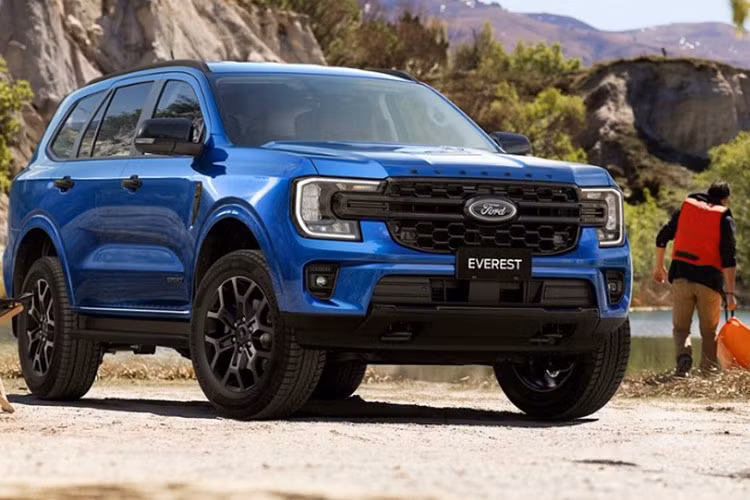  10. Ford Everest: 1.281 xe Doanh số bán Ford Everest trong tháng 10/2024 đạt 1.281 xe, tăng 35% so với tháng trước (948 xe). Kết quả này giúp Everest góp măt trong top 10 ô tô bán chạy nhất tháng cùng với Ranger. Xe được phân phối 5 phiên bản đi kèm mức giá 1,099 - 1,452 tỉ đồng. Mới đây, Everest bổ sung thêm bản Platinum, có giá 1,545 tỉ đồng. Cộng dồn 10 tháng của năm 2024, doanh số bán mẫu SUV 7 chỗ này đạt 8.434 xe.