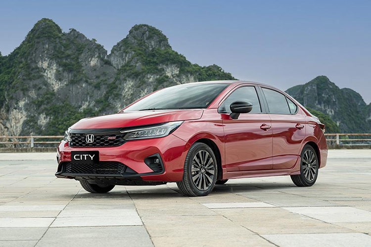  5. Honda City: 1.670 xe Trong tháng 10 vừa qua, Honda City bán ra 1.670 xe, tăng 5% so với tháng trước (1.590 xe). Cộng dồn trong 10 tháng đầu năm, có tất cả 7.741 xe Honda City được bàn giao tới tay khách hàng. Honda City thế hệ hiện tại được giới thiệu tại Việt Nam từ tháng 12/2020 và đang bán trên thị trường với 3 phiên bản (G, L và RS), giá dao động từ 499-569 triệu đồng. 