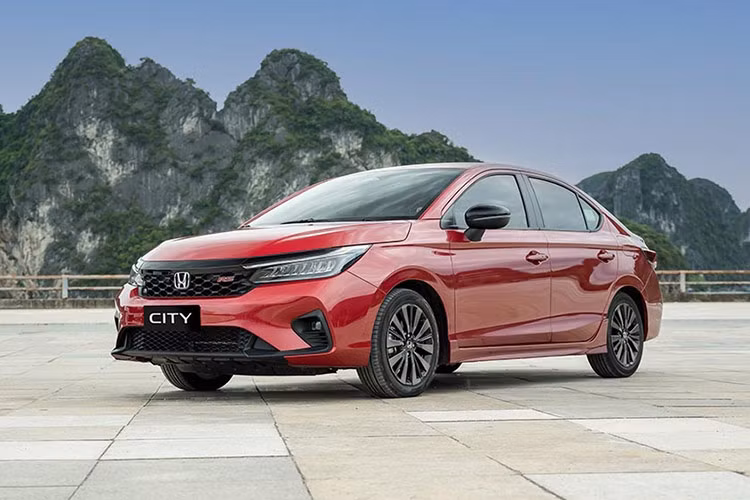  5. Honda City: 1.670 xe Trong tháng 10 vừa qua, Honda City bán ra 1.670 xe, tăng 5% so với tháng trước (1.590 xe). Cộng dồn trong 10 tháng đầu năm, có tất cả 7.741 xe Honda City được bàn giao tới tay khách hàng. Honda City thế hệ hiện tại được giới thiệu tại Việt Nam từ tháng 12/2020 và đang bán trên thị trường với 3 phiên bản (G, L và RS), giá dao động từ 499-569 triệu đồng. 