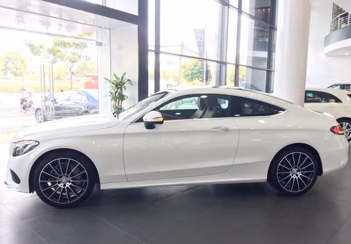 Mặc dù là một biến thể coupe của C-Class sedan, tuy nhiên, thiết kế của C Coupe được Mercedes-Benz thay đổi khá nhiều so với bản sedan. Phía trước, lưới tản nhiệt được thiết kế thành dạng lưới kim cương. Trên thân xe, đường chân kính được đẩy cao.