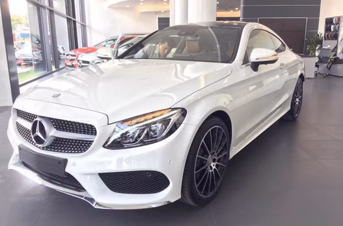  Mercedes C 300 Coupe sử dụng động cơ cũng như trên bản sedan C 300, động cơ I4 2.0L tăng áp công suất 245 mã lực tại 5.500v/ph và mô-men xoắn cực đại 370Nm tại 1.300-4.000v/ph, dẫn động cầu sau, hộp số tự động 7 cấp 7G-TRONIC PLUS. Với tự trọng 1.565kg, chiếc coupe mất 6 giây để tăng tốc 0-100km/h.