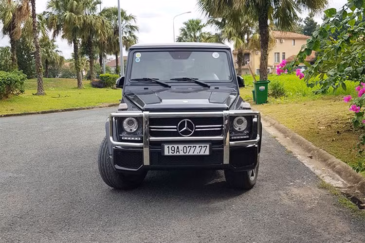 Mercedes G-Class là dòng xe huyền thoại của hãng xe Đức được ví với cái tên "ông vua địa hình". Đây là mẫu xe được những người đam mê offroad đặc biệt ưa thích. G63 không phải chiếc xe dành cho những người yêu thích sự thoải mái. Nó sinh ra để chinh phục những địa hình khắc nghiệt nhất. Giảm xóc cũng cứng hơn, chỗ ngồi cao.