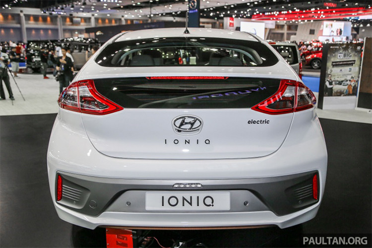 Ngoài một số chi tiết viền sử dụng màu bạc và vàng đồng mới dọc thân xe thì thiết kế bên ngoài của Hyundai Ioniq chạy điện không có khác biệt nhiều so với phiên bản Hybrid đã từng xuất hiện trước đây.