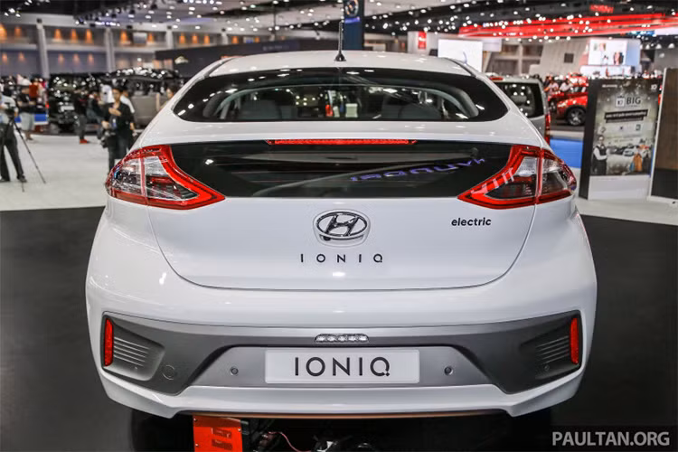 Ngoài một số chi tiết viền sử dụng màu bạc và vàng đồng mới dọc thân xe thì thiết kế bên ngoài của Hyundai Ioniq chạy điện không có khác biệt nhiều so với phiên bản Hybrid đã từng xuất hiện trước đây.