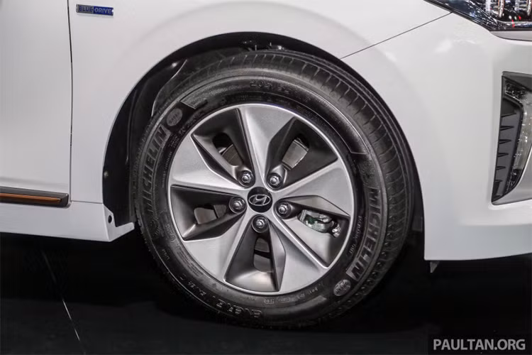 Xung quanh xe từ cản trước, thân xe và cản sau đều có đường viền màu đồng nổi bật, cùng biểu tượng Blue Drive màu xanh trên thân xe. Kích thước la-zăng 5 chấu lớn chỉ 16 inch đi kèm bộ lốp 205/55.