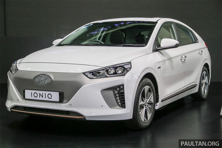 Vì không lắp ráp tại Thái Lan, nên giá bán 1,749 triệu baht dành cho Hyundai Ioniq Electric (khoảng 1,3 tỷ đồng) tương đối cao so với giá trị thực sự chiếc xe mang lại. Hyundai cung cấp gói bảo hành 3 năm hoặc 100.000 km cho Ioniq Electric. Riêng bộ pin năng lượng đi kèm, hãng xe Hàn Quốc bảo hành lên tới 8 năm và không giới hạn số km.