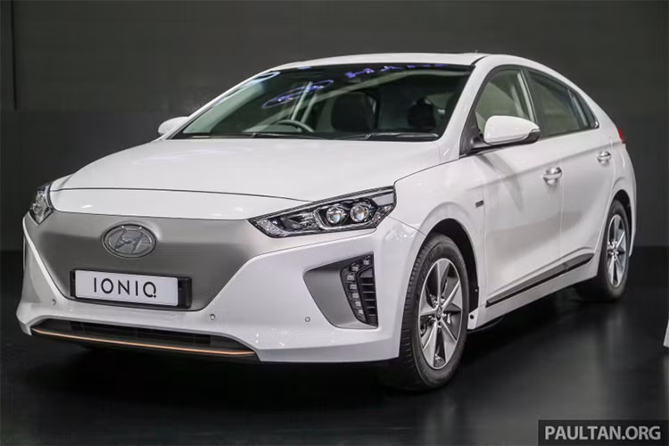 Vì không lắp ráp tại Thái Lan, nên giá bán 1,749 triệu baht dành cho Hyundai Ioniq Electric (khoảng 1,3 tỷ đồng) tương đối cao so với giá trị thực sự chiếc xe mang lại. Hyundai cung cấp gói bảo hành 3 năm hoặc 100.000 km cho Ioniq Electric. Riêng bộ pin năng lượng đi kèm, hãng xe Hàn Quốc bảo hành lên tới 8 năm và không giới hạn số km.