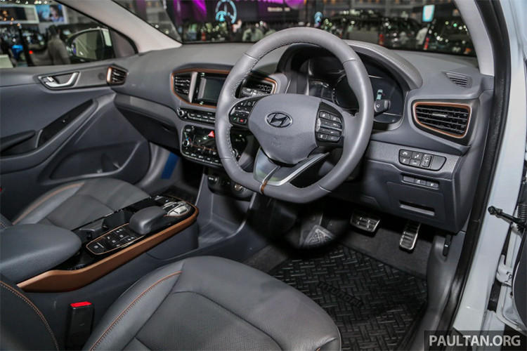 Bên trong nội thất của mẫu xe ôtô điện Ioniq Ellectric được trang trí với da bọc màu đen xám và đường viền màu đồng trên khu vực cần số cũng như khe gió điều hòa, màn hình cảm ứng 8 inch với hệ thống định vị về tinh GPS, Apple CarPlay, Android Auto và bộ sạc không dây cho điện thoại thông minh, các nút điều khiển mạ chrome, pedal và miếng nẹp cửa được làm từ hợp kim nhôm CNC.