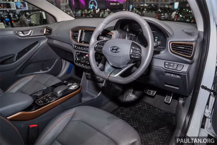 Bên trong nội thất của mẫu xe ôtô điện Ioniq Ellectric được trang trí với da bọc màu đen xám và đường viền màu đồng trên khu vực cần số cũng như khe gió điều hòa, màn hình cảm ứng 8 inch với hệ thống định vị về tinh GPS, Apple CarPlay, Android Auto và bộ sạc không dây cho điện thoại thông minh, các nút điều khiển mạ chrome, pedal và miếng nẹp cửa được làm từ hợp kim nhôm CNC.