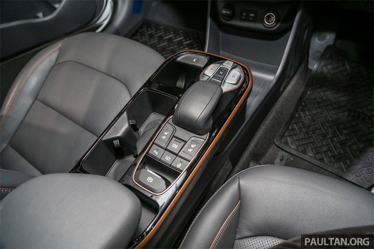 So với Hyundai Ioniq từng ra mắt phiên bản hybrid tại Malaysia, Hyundai Ioniq Electric được trang bị công nghệ động cơ điện cao cấp hơn. Động cơ này sử dụng mô tơ đồng bộ từ tính vĩnh cửu tạo ra công suất 118 mã lực và mô-men xoắn 295 Nm, giúp chiếc xe tăng tốc từ 0 – 100 km/h trong 9,9 giây ở chế độ Sport Mode, tốc độ tối đa ước đạt 165 km/h.