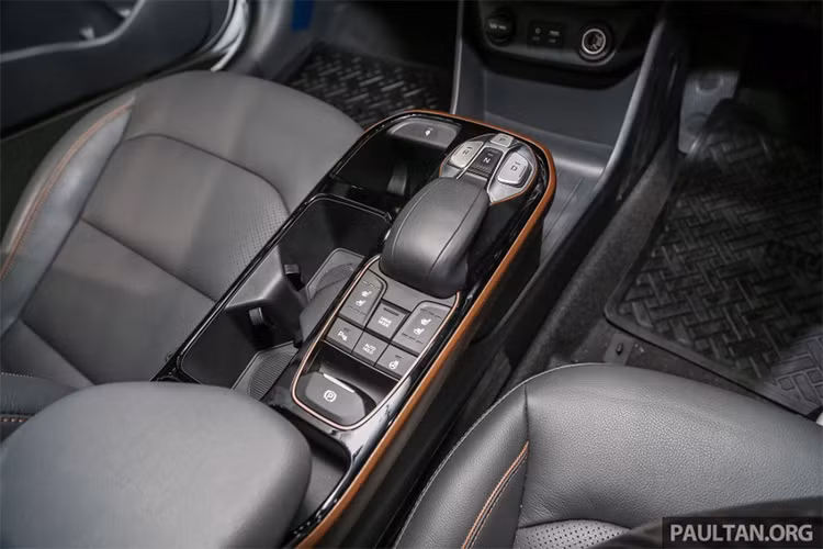 So với Hyundai Ioniq từng ra mắt phiên bản hybrid tại Malaysia, Hyundai Ioniq Electric được trang bị công nghệ động cơ điện cao cấp hơn. Động cơ này sử dụng mô tơ đồng bộ từ tính vĩnh cửu tạo ra công suất 118 mã lực và mô-men xoắn 295 Nm, giúp chiếc xe tăng tốc từ 0 – 100 km/h trong 9,9 giây ở chế độ Sport Mode, tốc độ tối đa ước đạt 165 km/h.