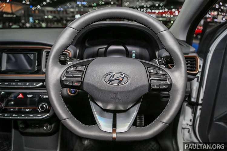 Cụm cần số của xe sẽ được thay bằng các nút bấm nhờ đó có nhiều chỗ để đồ. Ngoài ra, giữa hai ghế trước còn có các phím lựa chọn chế độ vận hành Drive Mode, phanh thay điện tử, nút Auto Hold và cụm phím sưởi/làm mát ghế ngồi. Nội thất cũng có những đường viền màu đồng nổi bật tương tự ngoại thất của xe.