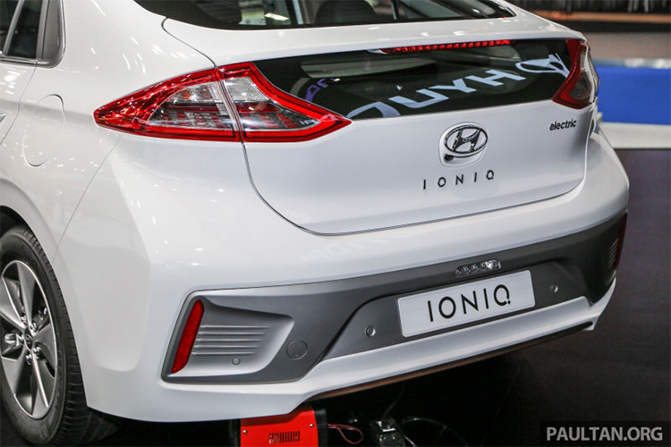 Hyundai Ioniq Electric sở hữu chiều dài 4.470 mm, rộng 1.820 mm và cao 1.460 mm, chiều dài cơ sở 2.700 mm. Hệ thống đèn trên xe trước, sau, xi nhan cùng đèn báo đều được trang bị dạng bi và led khá hiện đại.