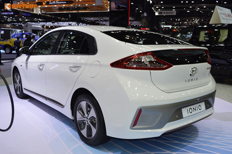 Với công nghệ sạc nhanh 100 kW DC, chiếc xe này chỉ cần 23 phút để sạc đầy 80% bộ pin này. Ngoài ra thay vì thiết kế vị trí sạc mới, Hyundai cũng bố trí cổng sạc CCS combo (ổ cắm 7 chân) ngay vị trí nắp bình nhiên liệu trên thân xe, tương tự phiên bản Ioniq hybrid. Trong tương lai, xe sẽ được nâng cấp động cơ mới sử dụng pin nhiên liệu 64 kWh.