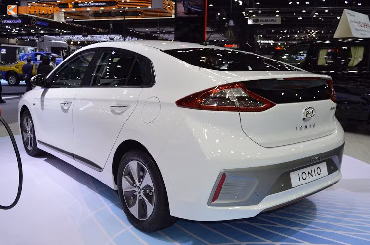 Với công nghệ sạc nhanh 100 kW DC, chiếc xe này chỉ cần 23 phút để sạc đầy 80% bộ pin này. Ngoài ra thay vì thiết kế vị trí sạc mới, Hyundai cũng bố trí cổng sạc CCS combo (ổ cắm 7 chân) ngay vị trí nắp bình nhiên liệu trên thân xe, tương tự phiên bản Ioniq hybrid. Trong tương lai, xe sẽ được nâng cấp động cơ mới sử dụng pin nhiên liệu 64 kWh.