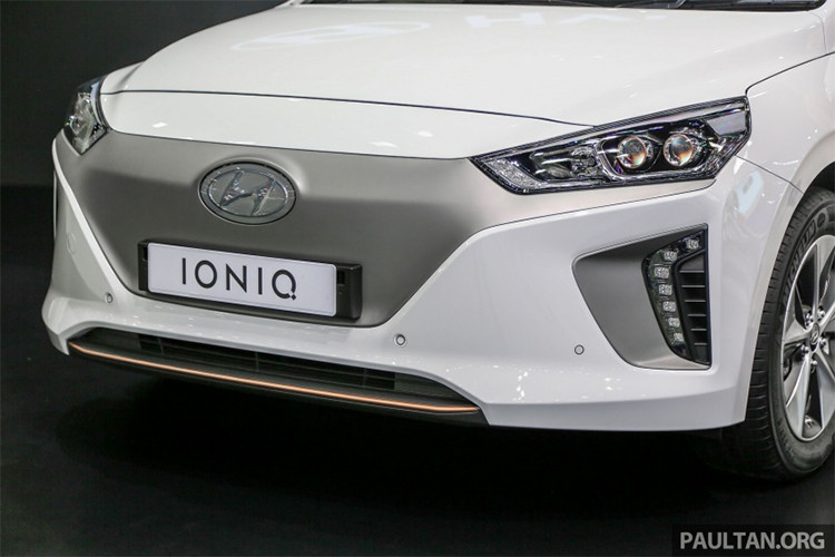 Mẫu ôtô điện Hyundai Ioniq được xem là thân thiện với môi trường nhất hiện nay. Nó có thiết kế mặt trước không cần đến khe hút gió tản nhiệt động cơ cũng như không còn sự xuất hiện của ống xả so với Hyundai Ioniq hybrid và Hyundai Ioniq plug-in vì động cơ chạy điện hoàn toàn.