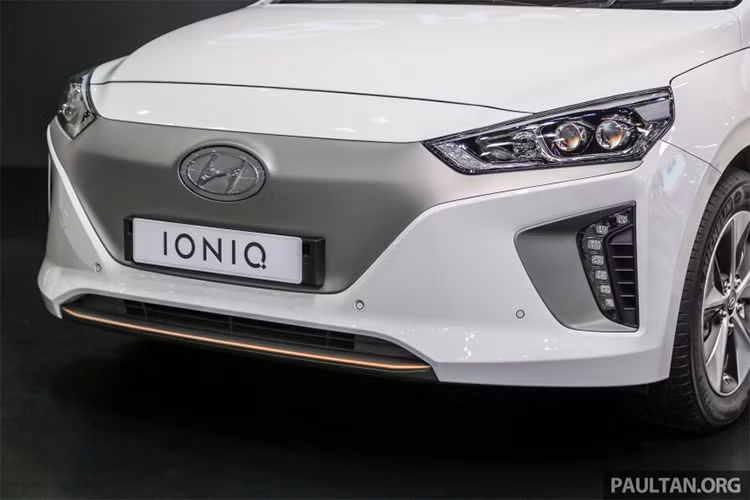 Mẫu ôtô điện Hyundai Ioniq được xem là thân thiện với môi trường nhất hiện nay. Nó có thiết kế mặt trước không cần đến khe hút gió tản nhiệt động cơ cũng như không còn sự xuất hiện của ống xả so với Hyundai Ioniq hybrid và Hyundai Ioniq plug-in vì động cơ chạy điện hoàn toàn.