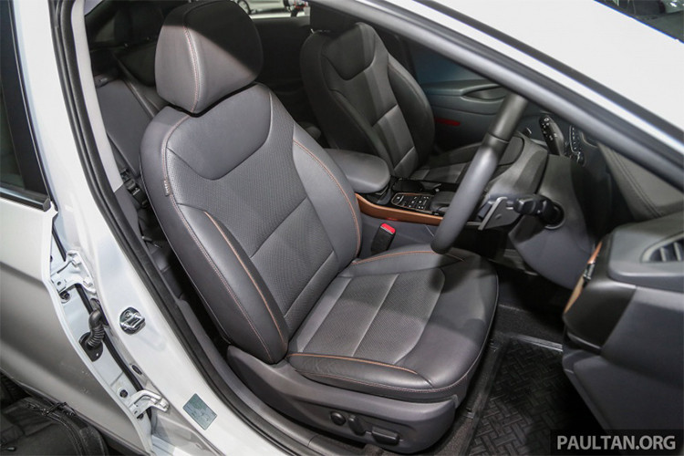 Các trang bị tiêu chuẩn khác của xe như ghế ngồi bọc da với ghế lái chỉnh điện 8 hướng, chìa khóa thông minh tích hợp khởi động bằng nút bấm, hệ thống sạc không dây chuẩn Qi, đồng hồ lái ảo và gói trang bị an toàn và hỗ trợ lái xe tương tự Ioniq hybrid.