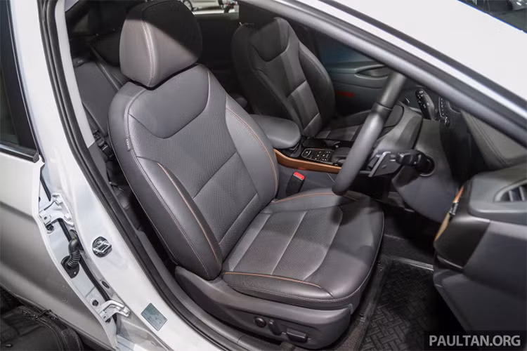 Các trang bị tiêu chuẩn khác của xe như ghế ngồi bọc da với ghế lái chỉnh điện 8 hướng, chìa khóa thông minh tích hợp khởi động bằng nút bấm, hệ thống sạc không dây chuẩn Qi, đồng hồ lái ảo và gói trang bị an toàn và hỗ trợ lái xe tương tự Ioniq hybrid.