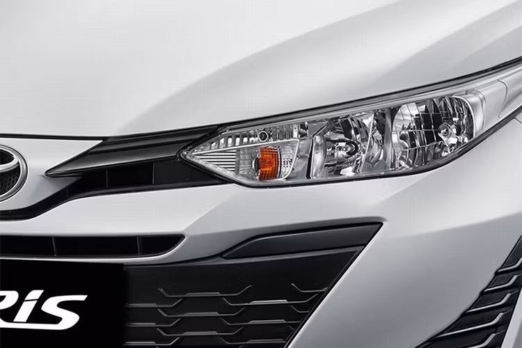 So với phiên bản thường, Toyota Yaris TRD Sportivo mới có ngoại hình ấn tượng hơn hẳn bởi bộ bodykit khí động học ốp bên dưới xung quanh thân xe. Ngoài ra, chiếc xe cũng có thêm cánh gió khá lớn nằm phía sau. Thân xe còn được điểm thêm những đường viền màu sắc tương phản.