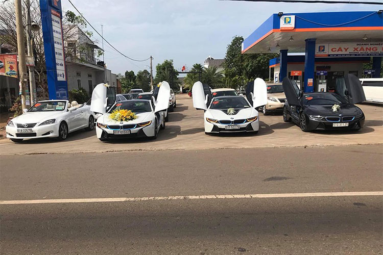 Ngoài ra, nó còn được trang bị hệ thống theo dõi áp suất lốp, kiểm soát các van động cơ, ghế điều chỉnh điện và có sưởi. Các cảm biến đỗ xe phía trước và sau hiển thị hình ảnh thông qua màn hình 8,8 inch. Các vị trí ghế điều chỉnh giúp người lái và hành khách thoải mái trên hành trình dài.