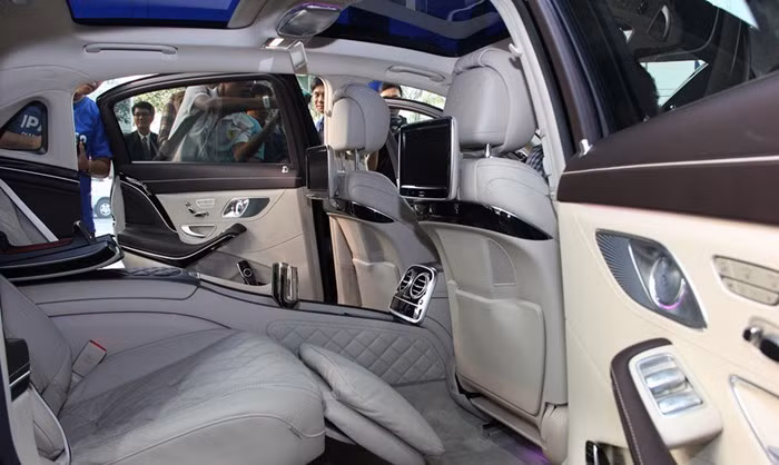 Nội thất của xe chú trọng cá nhân hóa vốn đang trở thành xu hướng nổi bật trên các xe sang và siêu sang. Không gian rộng rãi, các ghế ngồi đặc biệt và nội thất xa hoa lộng lẫy, cùng với một loạt các tuỳ chọn trang bị giúp cá tính hoá chiếc xe theo sở thích của từng chủ nhân.