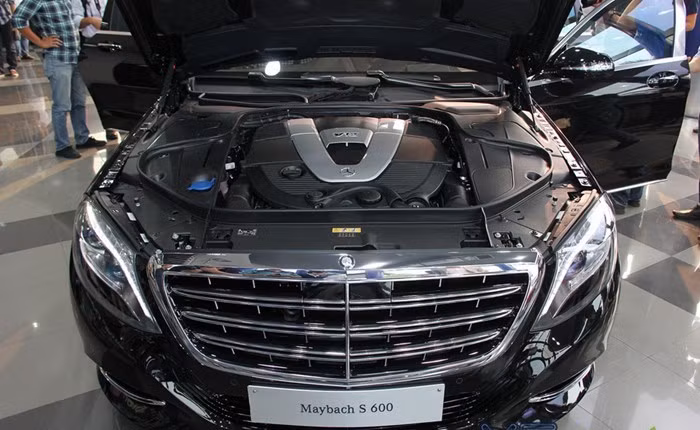 Mẫu siêu sang này sử dụng động cơ tăng áp kép V12 6.0L, với công suất tối đa 523 mã lực và mô-men xoắn cực đại 830Nm. Xe có thể tăng tốc 0-100km/h trong 5 giây và đạt tốc độ tối đa giới hạn tại 250km/h.