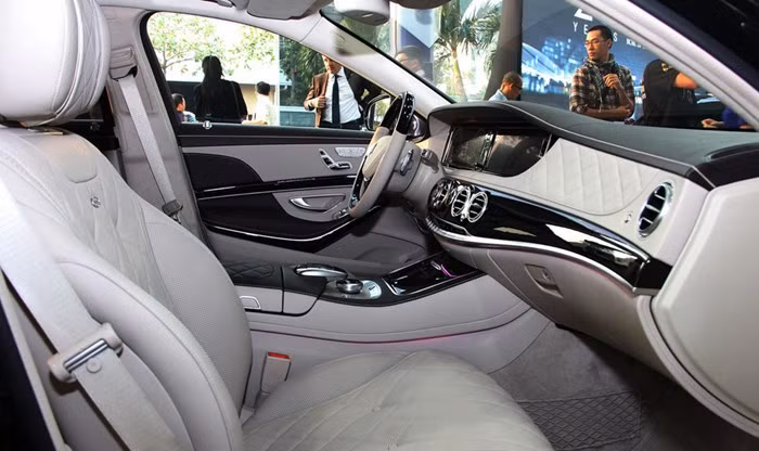 Mẫu xe sang Mercedes Maybach S600 phát triển dựa trên chiếc S600 nhưng dài hơn 200mm. Chiều dài tổng thể của Maybach S600 là 5.453mm, khoảng cách trục cơ sở cũng tăng đến cỡ 3.365mm.
