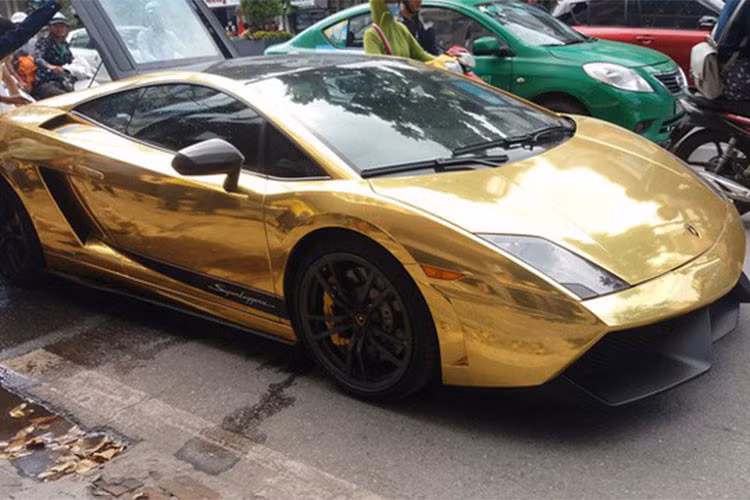 Vào tháng 5/2018, những hình ảnh về chiếc Lamborghini Gallardo Superleggera "mạ vàng" này bỗng nhiên bốc khói nghi ngút ở phía khoang động cơ tại đường Kim Mã, Hà Nội khi xuất hiện hiện trên mạng xã hội đã khiến giới mê xe cũng như cộng đồng mạng khá bất ngờ.