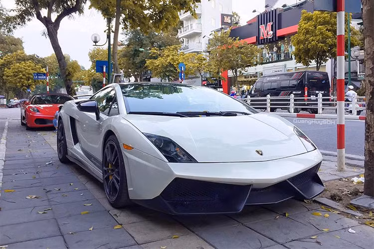 Mới đây, siêu xe Lamborghini Gallardo LP570-4 Superleggera đã bị bắt gặp trên đường phố Hà Nội với ngoại thất trắng ngọc trai. Được biết, chủ nhân của chiếc xe này vừa quyết định "lột áo" siêu xe hàng độc để trở về bộ áo "zin" để tránh sự soi mói của cộng đồng mạng.