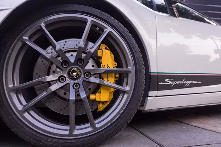 Siêu xe Lamborghini Gallardo LP570-4 này vẫn sử dụng khối động cơ V10 5,2 lít, công suất tăng lên mức 570 mã lực tại vòng tua máy 8.000 vòng/phút, cao hơn bản tiêu chuẩn, cho khả năng tăng tốc 0-100 km/h trong khoảng 3,4 giây và có thể đạt vận tốc tối đa 325 km/h.