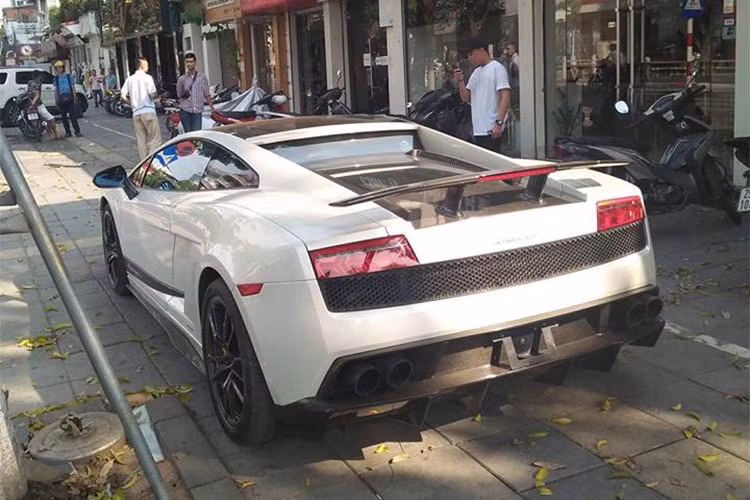 Trước khi xảy ra vụ bốc khói nghi ngút trên đường phố Hà Nội, Gallardo LP570-4 Superleggera độc nhất Việt Nam từng có hơn 2 năm mang bộ áo vàng crôm cá tính, xe ban đầu sở hữu dàn áo nguyên bản màu trắng.