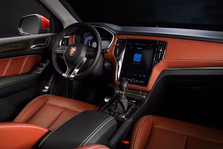 Điểm “đặc biệt” của “xe internet” Roewe RX5 được nằm bên trong khoang lái của chiếc xe. Tại đây, Roewe RX5 được trang bị công nghệ OS’Car của Alibaba, sử dụng hệ điều hành YunOS. Đây là hệ điều hành được dùng cho một số thiết bị gia đình thông minh khác như tủ lạnh, điều hòa không khí và máy hút bụi tự động.