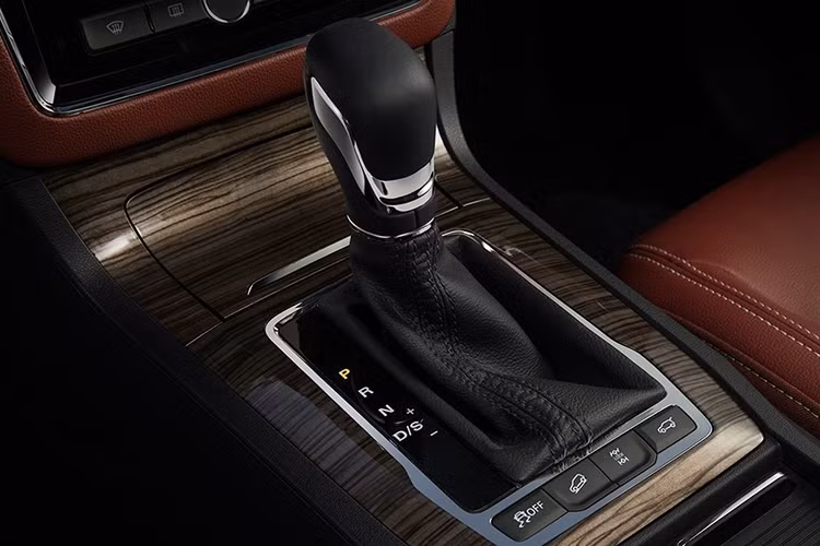 Chưa hết, Roewe RX5 còn có thể lưu trữ “tài khoản Internet” riêng cho mỗi người lái khác nhau như đưa ra các gợi ý về nhạc, nhiệt độ điều hòa hoặc nhà hàng dựa trên dữ liệu từ các hành trình trước đó. Những tính năng đáng chú ý khác của Roewe RX5 bao gồm ra lệnh bằng giọng nói, định vị, 3 màn hình LED và camera 360 độ có thể tách rời để quay lại hành trình hoặc chụp ảnh “tự sướng”.