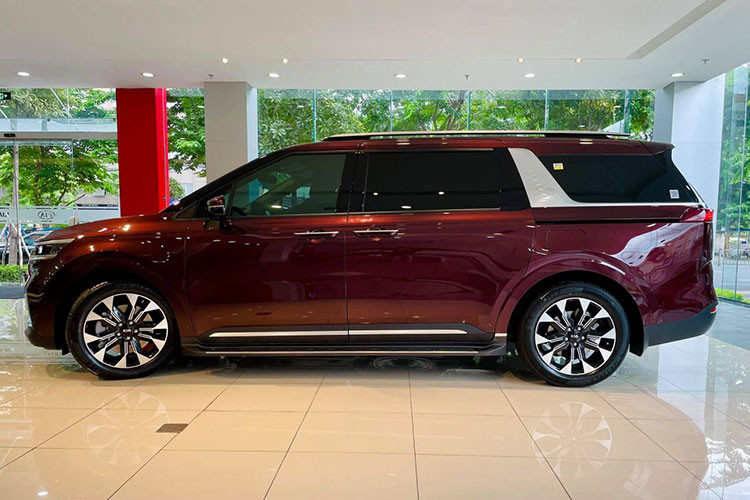 Dù được lắp ráp trong nước nhưng nguồn cung linh kiện của Kia Carnival cũng bị hạn chế, thế nên không ít người mua phải trong tình trạng chờ xe từ 1 đến 2 tháng mới có thể nhận xe. Không chỉ Kia Carnival mà nhiều hãng xe khác cũng gặp tình trạng tương tự.