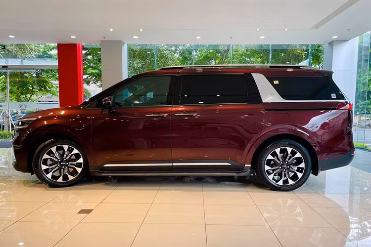 Dù được lắp ráp trong nước nhưng nguồn cung linh kiện của Kia Carnival cũng bị hạn chế, thế nên không ít người mua phải trong tình trạng chờ xe từ 1 đến 2 tháng mới có thể nhận xe. Không chỉ Kia Carnival mà nhiều hãng xe khác cũng gặp tình trạng tương tự.