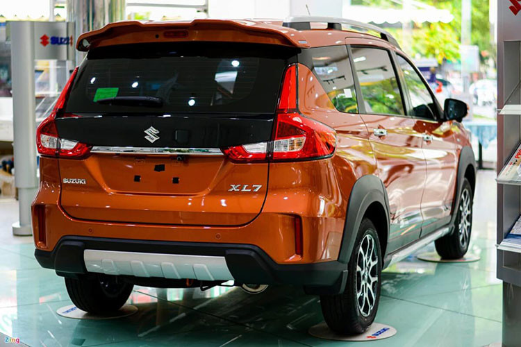 Suzuki XL7 hiện có giá 599 đến 639 triệu đồng cho 3 phiên bản bán ra, nhưng thực tế người dùng có thể mua với giá thấp hơn tùy chính sách đại lý nhưng sự xuất hiện của bộ đôi Toyota Veloz Cross và Avanza Premio đã làm giảm đi sức cạnh tranh của mẫu xe này. 